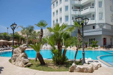 Property building, Day, Pool view, Swimming pool, sunbed