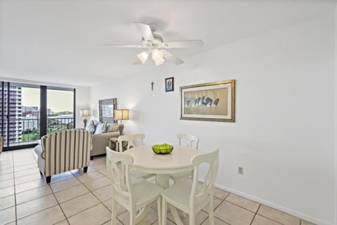 Sun-bright beachfront condo with pool/tennis courts House in Marco Island