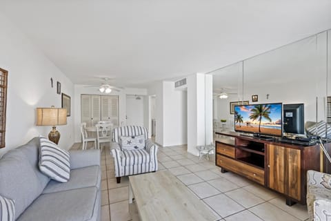 Sun-bright beachfront condo with pool/tennis courts House in Marco Island