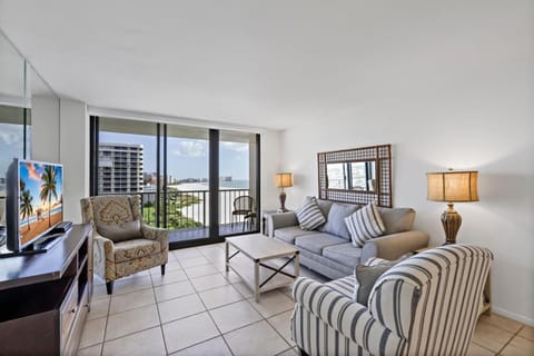 Sun-bright beachfront condo with pool/tennis courts House in Marco Island