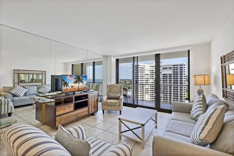 Sun-bright beachfront condo with pool/tennis courts House in Marco Island