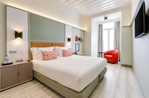 Bed, TV and multimedia, Photo of the whole room, Bedroom