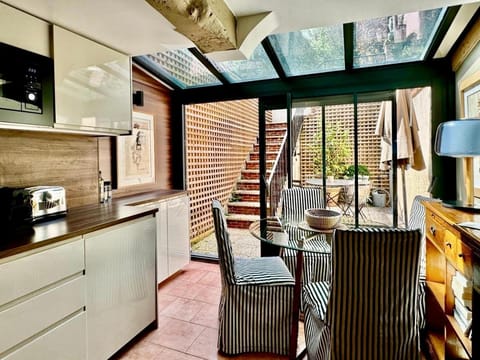 Kitchen or kitchenette, Dining area, dishwasher, oven, pet friendly, stove