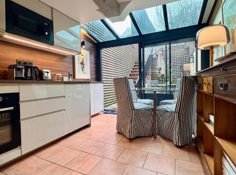 Patio, Garden, Coffee/tea facilities, dishwasher, oven, kitchen