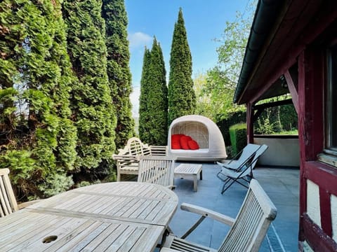 Patio, Day, Garden, Garden, Balcony/Terrace, Balcony/Terrace, Dining area, Pets, Garden view, sunbed, washing machine