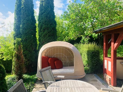 Day, Garden, Balcony/Terrace, Decorative detail, Dining area, Pets, Garden view, children, young children, Family, sunbed, washing machine