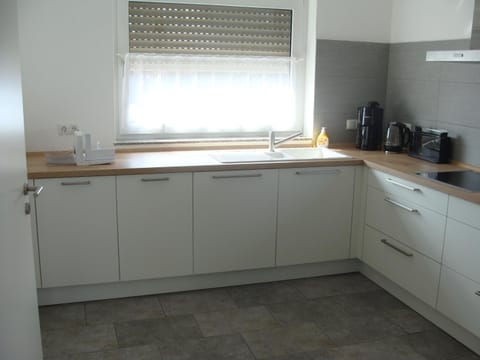 Kitchen or kitchenette, Text overlay