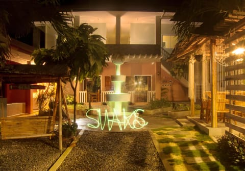 Property building, Restaurant/places to eat, Night, Garden, Lounge or bar, Garden view