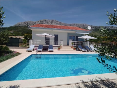 Property building, Day, Mountain view, Swimming pool, sunbed