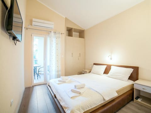 Bed, TV and multimedia, Bedroom