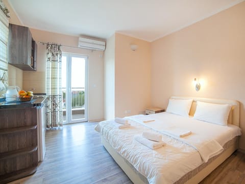 Bed, Kitchen or kitchenette