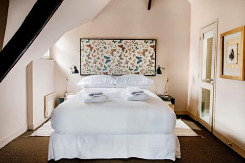 Shower, Bed, Bathroom, Photo of the whole room, Bedroom, towels, washing machine