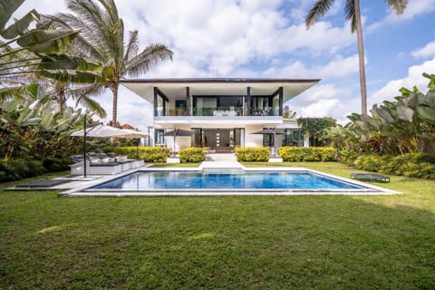 Property building, Patio, Day, Garden view, Pool view, Swimming pool, sunbed
