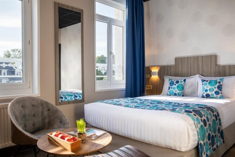 Bed, Coffee/tea facilities, Photo of the whole room, Decorative detail, Seating area, Bedroom, Street view, heating