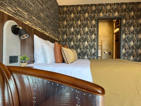 Bed, Living room, Photo of the whole room, Seating area, Bedroom