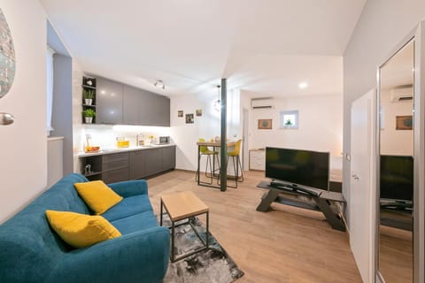 TV and multimedia, Kitchen or kitchenette, Seating area