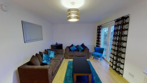 Orange Town House - Shaw Road, Only 6 Minutes to City Centre Apartment in Aberdeen