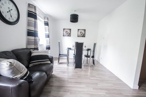 Orange Town House - Shaw Road, Only 6 Minutes to City Centre Apartment in Aberdeen