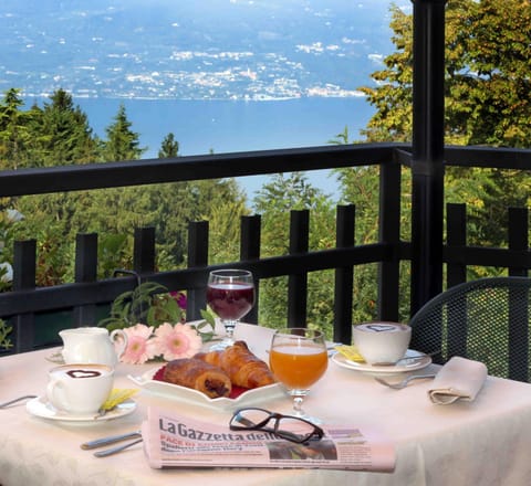 Restaurant/places to eat, Balcony/Terrace, Lounge or bar, Lake view, Italian breakfast