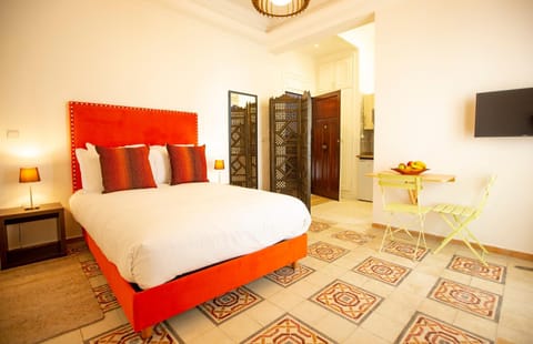 Bed, TV and multimedia, Bedroom