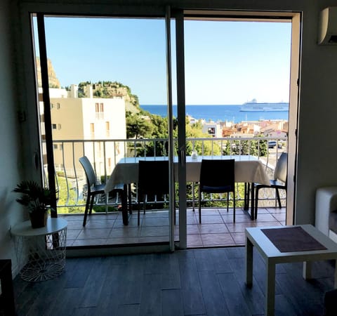Balcony/Terrace, Living room, City view, Landmark view, Sea view