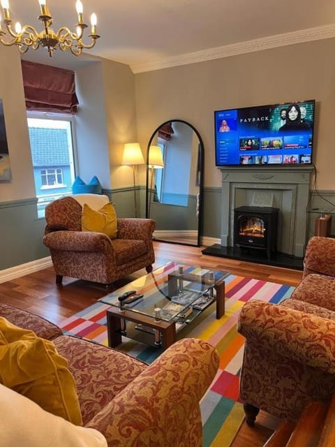 TV and multimedia, Living room, Seating area, Evening entertainment