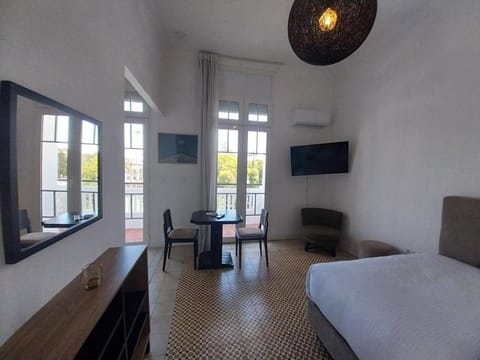 Bed, TV and multimedia, Photo of the whole room, Seating area, Bedroom