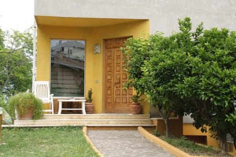 Property building, Facade/entrance, Garden, Garden view