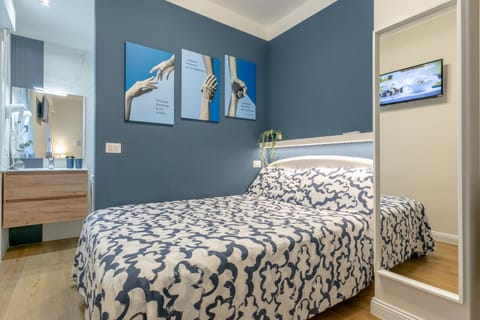 Bed, TV and multimedia, Photo of the whole room, Bedroom