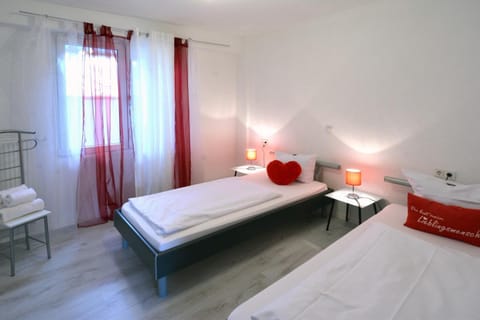 Bed, Bedroom, towels