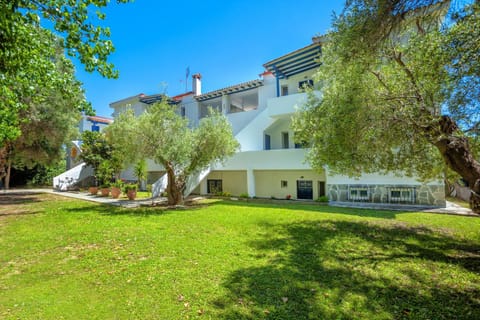 Facade/entrance, Garden