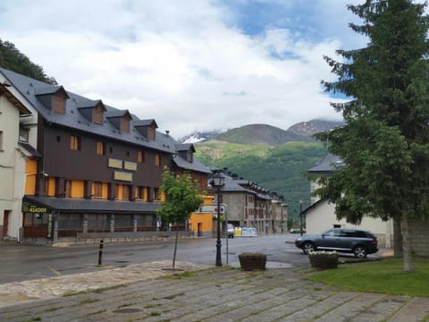 Property building, Restaurant/places to eat, Facade/entrance, Spring, Bed, Natural landscape, Activities, Winter, Summer, Children play ground, Skiing, Balcony/Terrace, Banquet/Function facilities, Hiking, Animals, Animals, Animals, Bedroom, Autumn, Pets, Pets, Pets, Mountain view, Mountain view, Sports, Entertainment, Breakfast, children, children, children, young children, young children, young children, older children, older children, older children, group of guests, group of guests, group of guests, Family, Family, Family, hair dryier, heating, heating, internet, internet, internet, pet friendly, pet friendly, air conditioner, air conditioner
