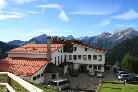 Property building, Day, Mountain view, Parking