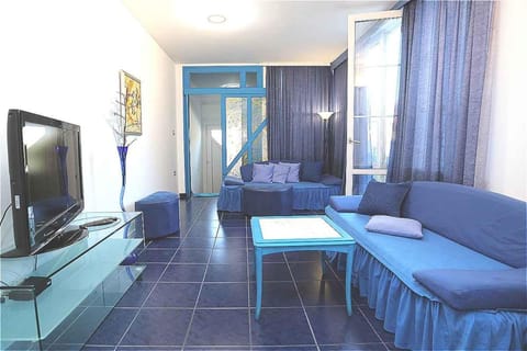 Summer, TV and multimedia, Living room, Seating area