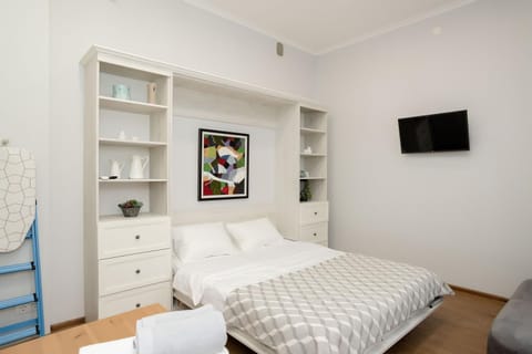 Bed, TV and multimedia, Bedroom, storage