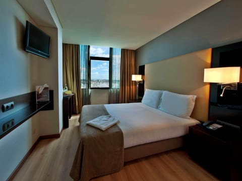 Bed, Day, TV and multimedia, View (from property/room), Photo of the whole room, Bedroom, City view
