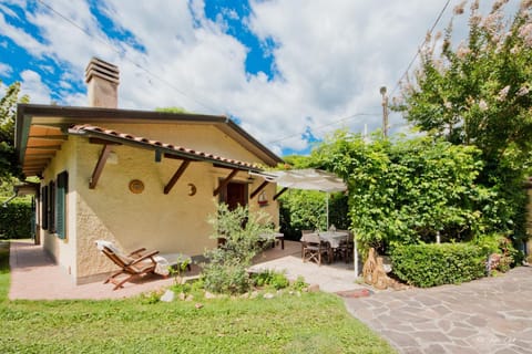Property building, Patio, Facade/entrance, Garden