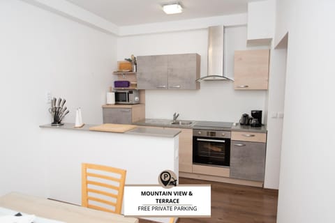 Coffee/tea facilities, Kitchen or kitchenette, oven, stove