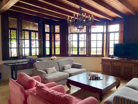 Communal lounge/ TV room, TV and multimedia, Living room, Seating area