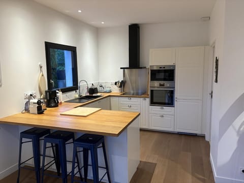 Coffee/tea facilities, dishwasher, oven, stove, toaster, kitchen