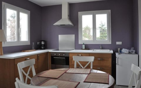 Kitchen or kitchenette, Dining area, stove