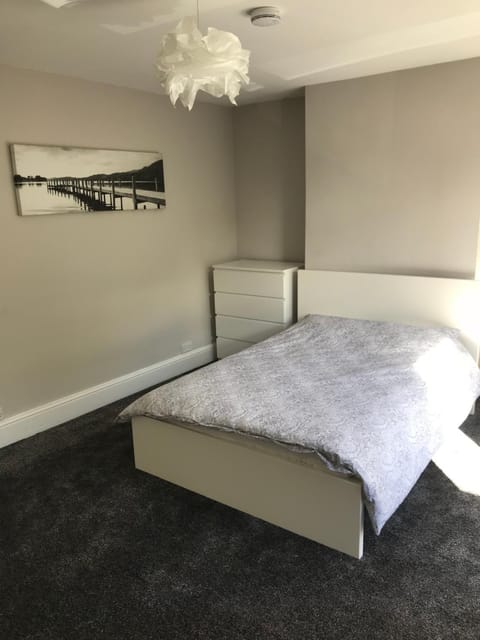 Two Little Ducks Guesthouse Bed and Breakfast in Ellesmere Port