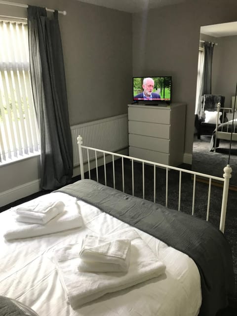 Two Little Ducks Guesthouse Bed and Breakfast in Ellesmere Port