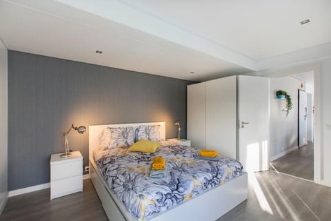 Photo of the whole room, Decorative detail, Bedroom