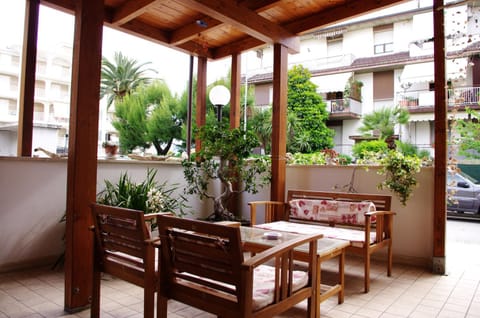 Communal lounge/ TV room, Balcony/Terrace