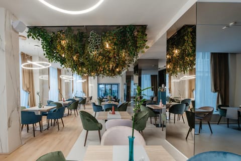 Restaurant/places to eat, Restaurant/places to eat, Seating area