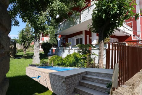 Property building, Day, Neighbourhood, Garden, Garden view, Street view, Swimming pool
