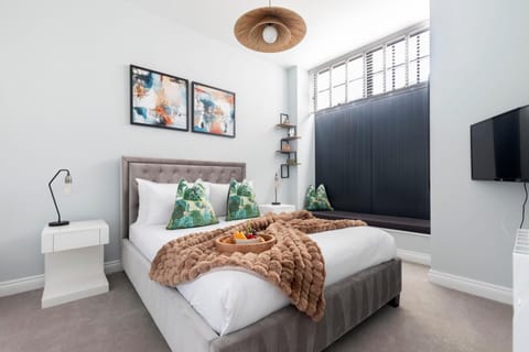 Bed, TV and multimedia, Bedroom