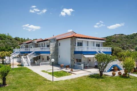 Property building, Natural landscape, BBQ facilities, Garden, View (from property/room), View (from property/room), Lake view, Mountain view, Sea view, Sea view, Parking