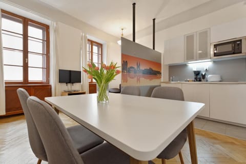 Kitchen or kitchenette, Dining area, Buffet breakfast